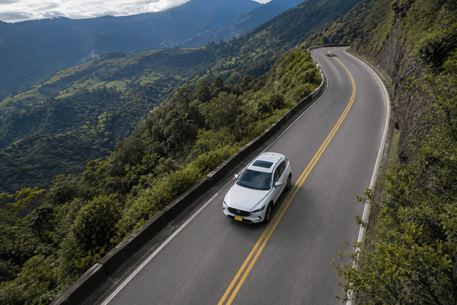 Carro alquilado en Rodii recorriendo una carretera de montaña en Colombia
